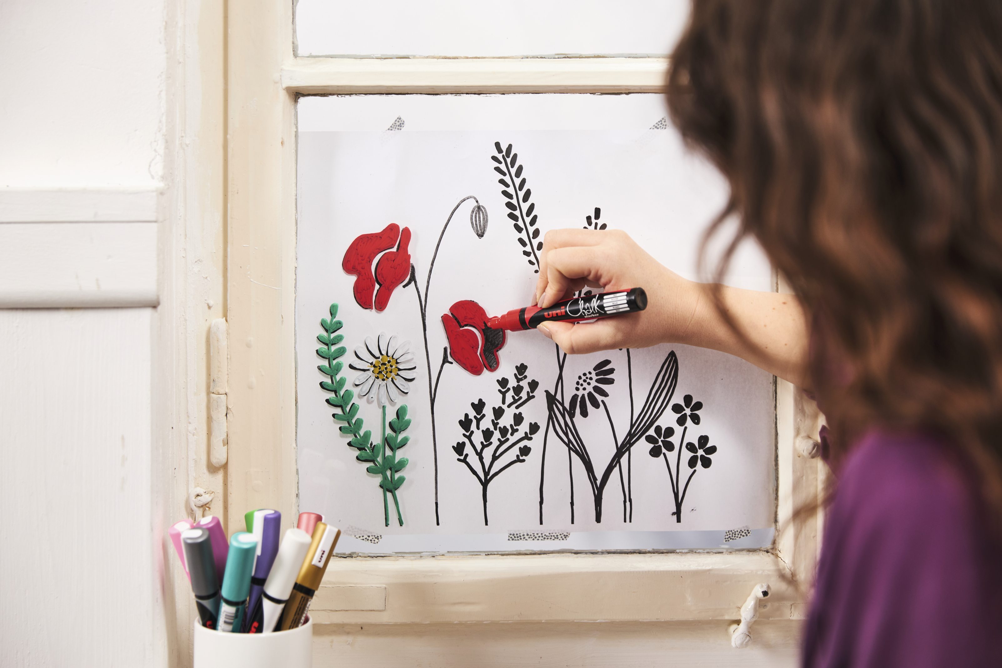 Bunte Marker, handgemaltes Blumenmuster, DIY-Kunstwerk, kunstvoll, kreative Ausdrucksweise, farbenfrohes Design.