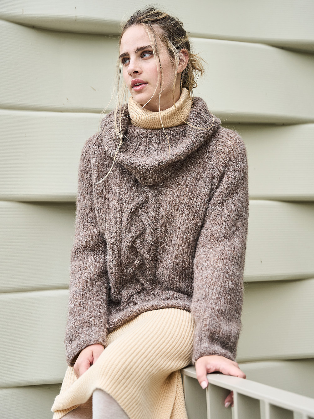 Modellansicht Bild 1: Pulli mit Mittelzopf in Braun