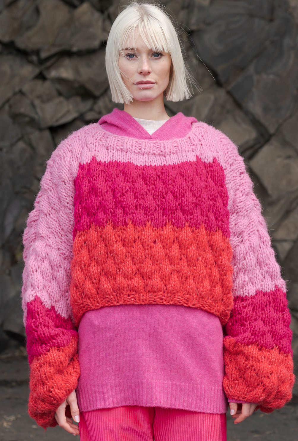 Modellansicht Bild 3: Dreifarbiger Pulli mit Keulenärmeln