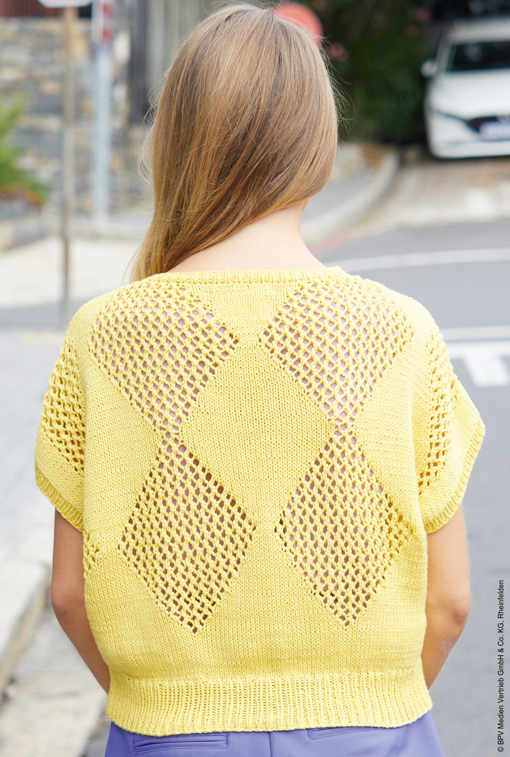 Modellansicht Bild 5: Gelber Sommerpulli mit Lochmusterrauten
