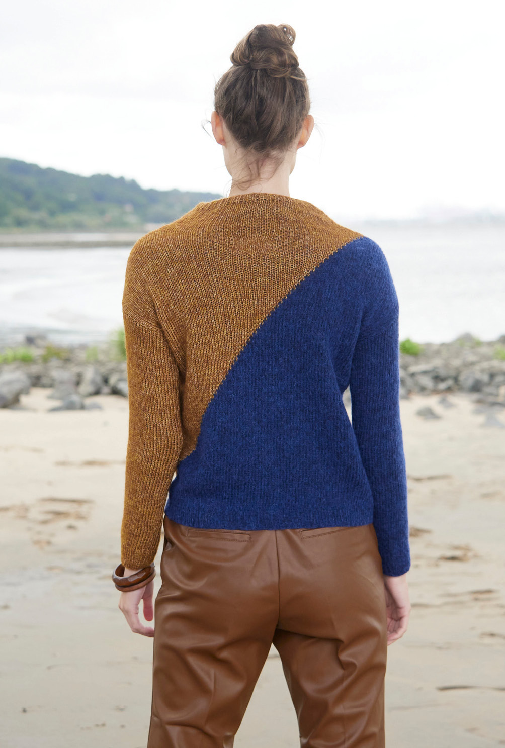 Pulli mit Intarsienmuster in Blau und Camel