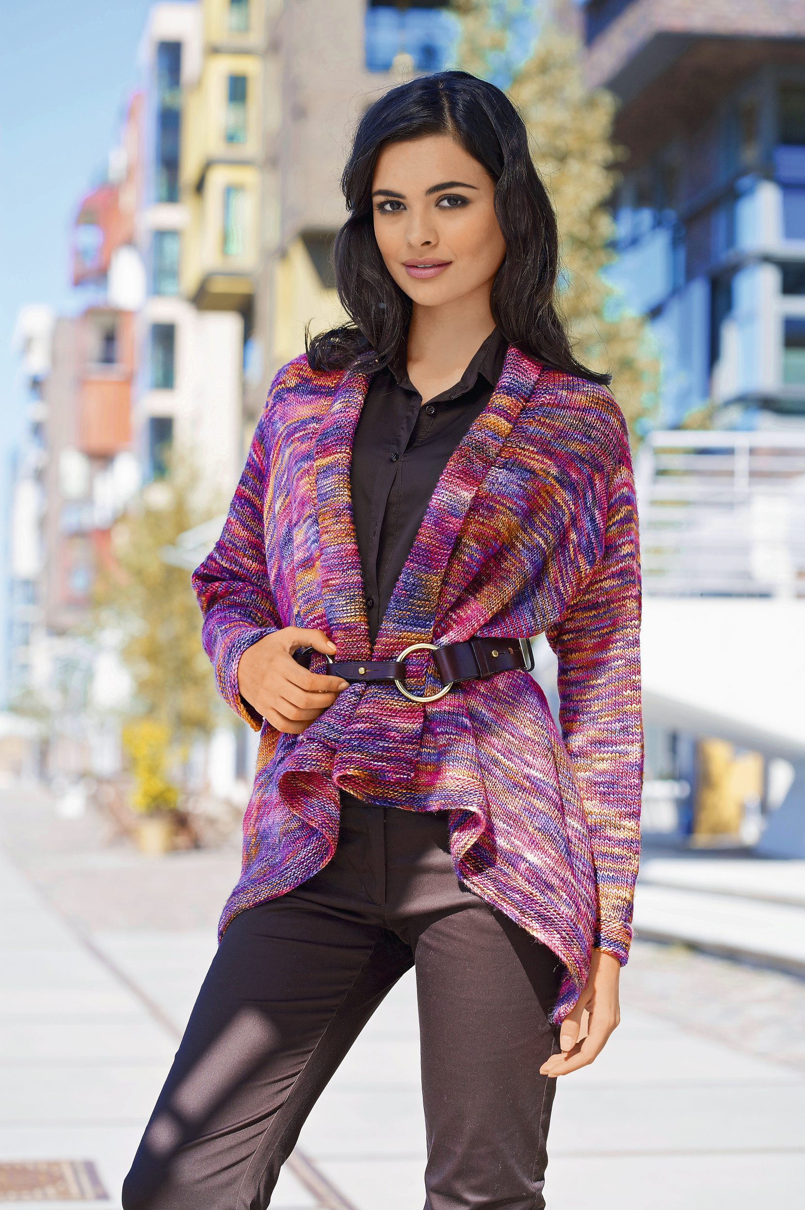 Bunte, handgemachte Strickjacke, tailliert mit Gürtel. Lebendige Farben, einzigartiges DIY-Muster, lässiger Schnitt.