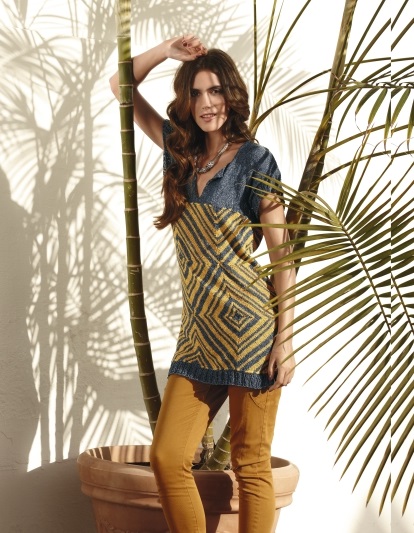 Strickkleid mit geometrischen Mustern in Blau, Gelb und Grün. Enger Schnitt, modisch, selbstgemacht, einzigartig.