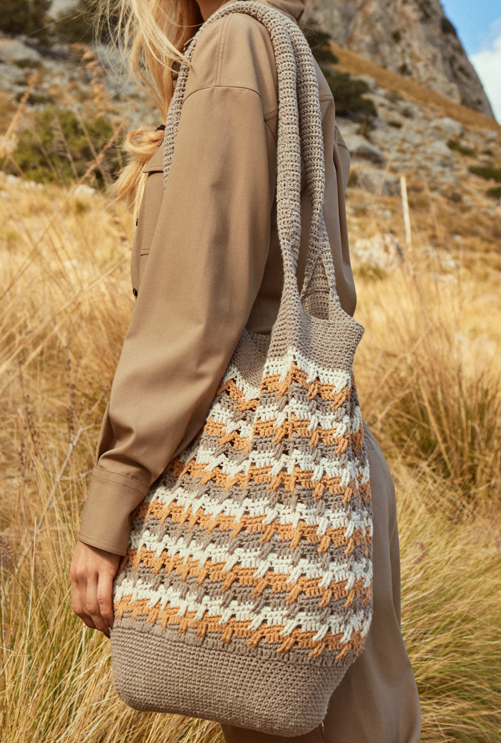 Modellansicht Bild 2: Häkeltasche aus recycelter Baumwolle