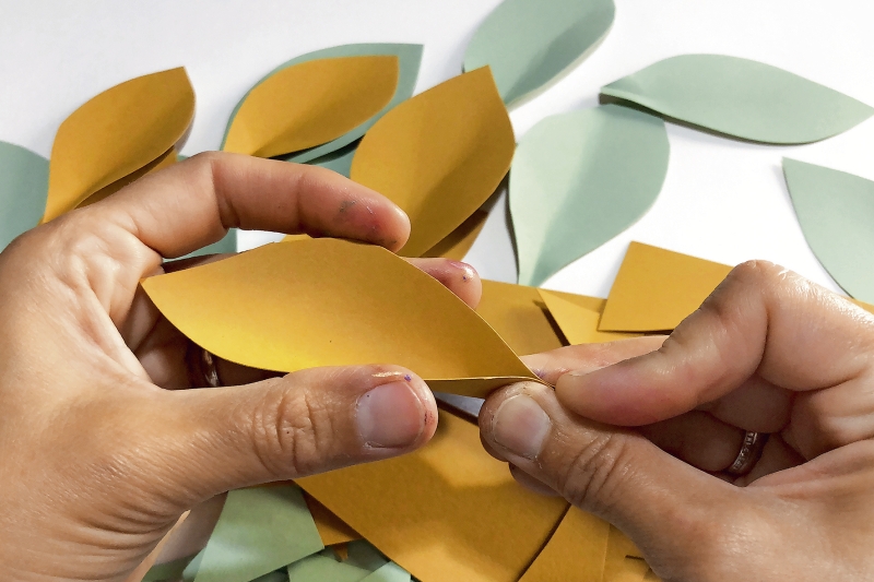 Selbstgemachte Papierblätter in Senfgelb und Mintgrün, handgefertigt und kreativ gestaltet.