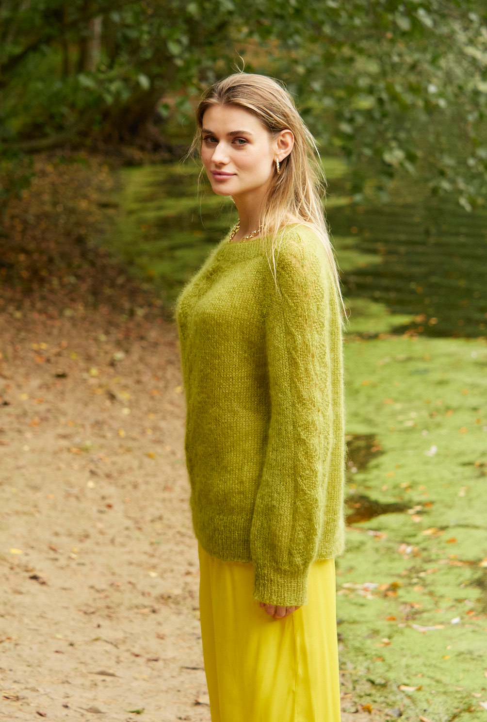 Modellansicht Bild 4: Grüner Raglanpulli mit Ajourmusterbordüre