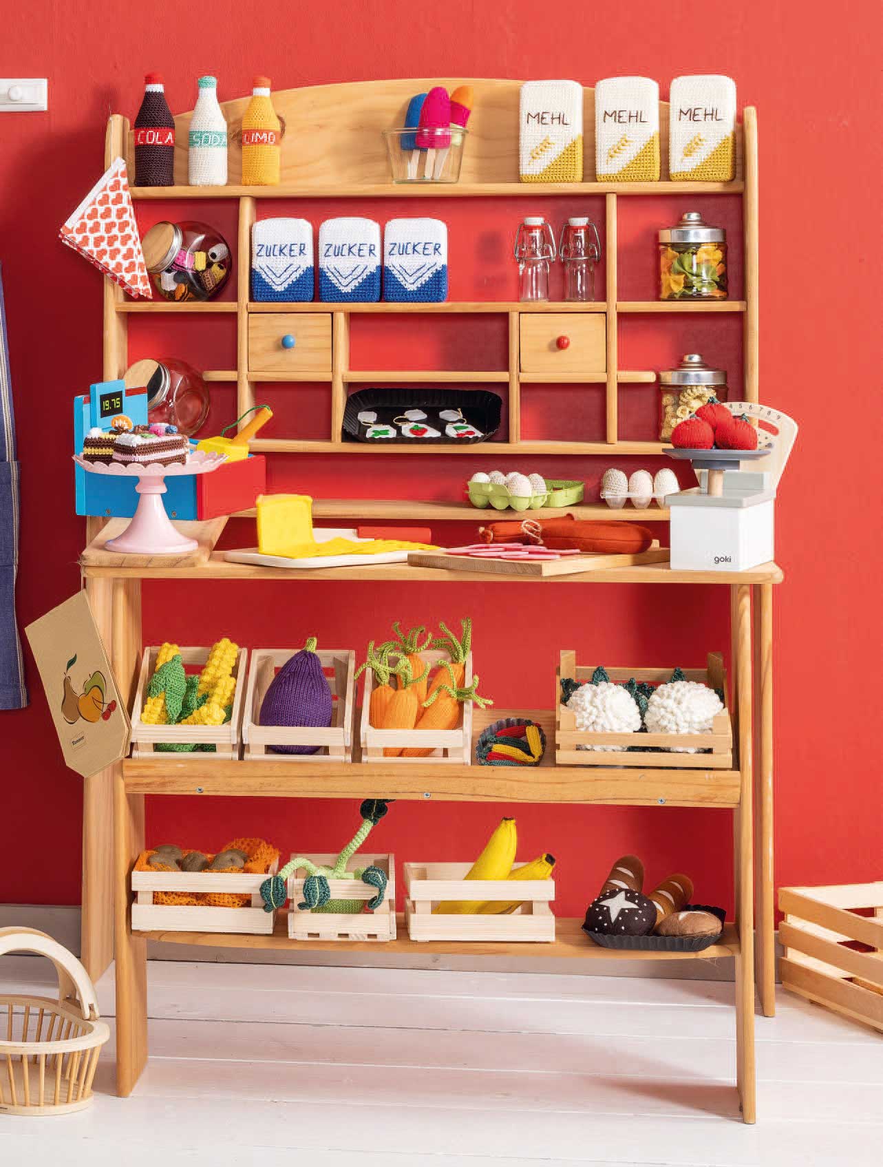 Bunte, gestrickte Obst- und Gemüsetäuschungen in Körben. DIY-Charme mit naturbelassenem Holzdesign.