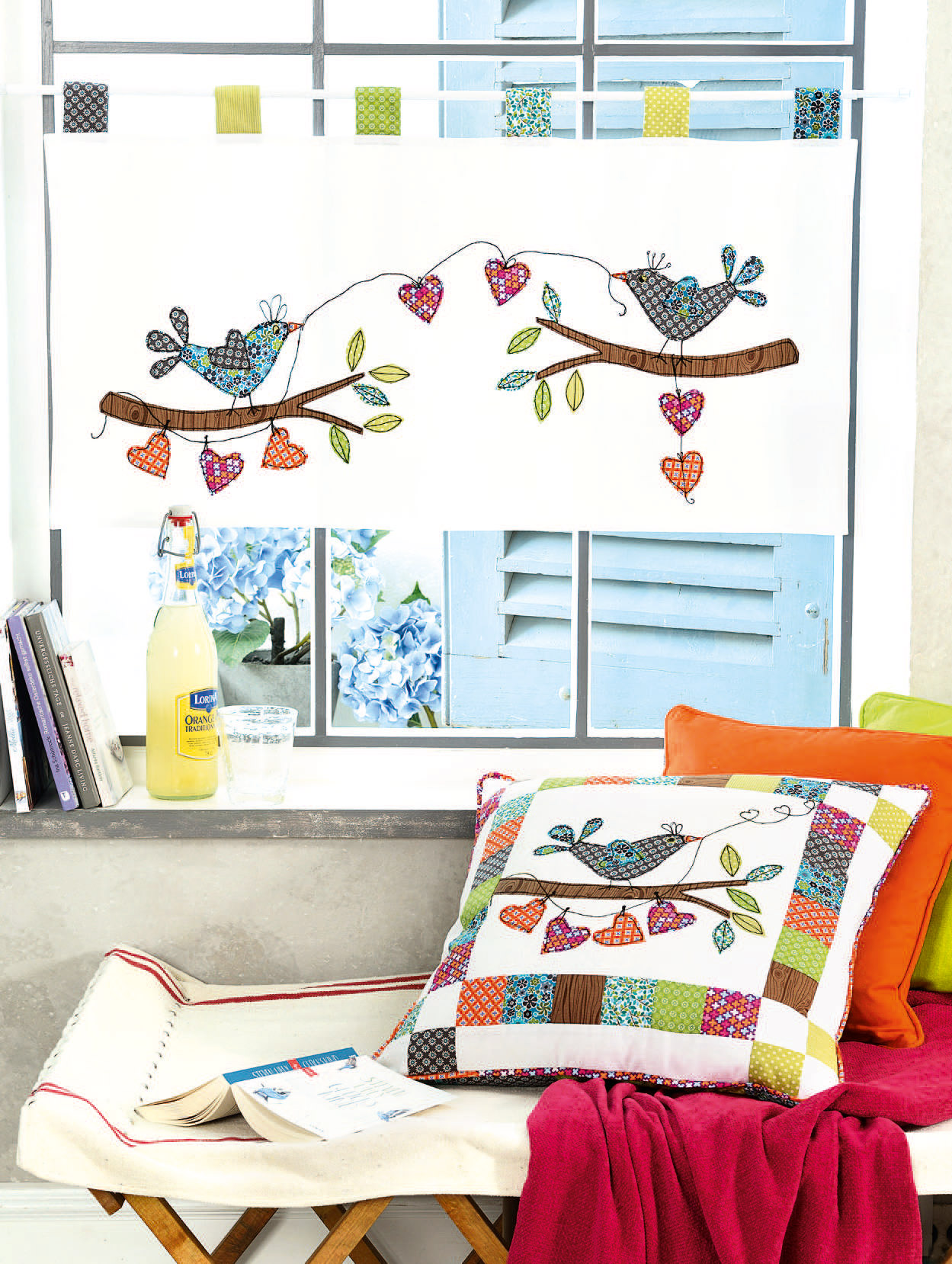 Bunte DIY-Kissen und Vorhänge, handgemachte Vogelmotive mit Patchwork-Rahmen. Kreativ und modisch.