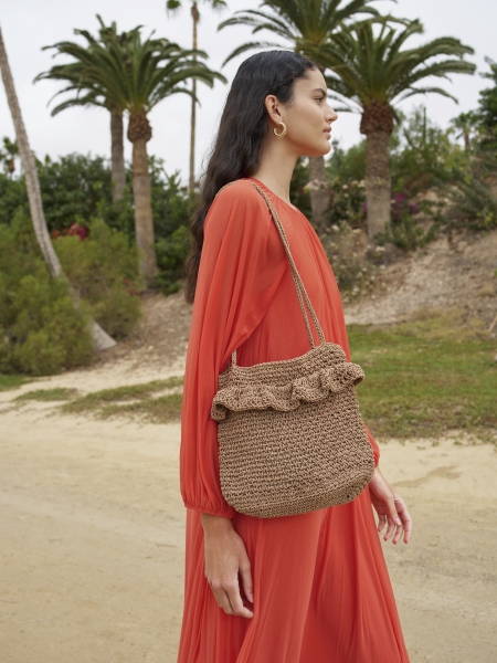 Fließendes rotes Kleid, langärmelig, kombiniert mit gehäkelter Tasche. Modisch, handgemacht, elegant.