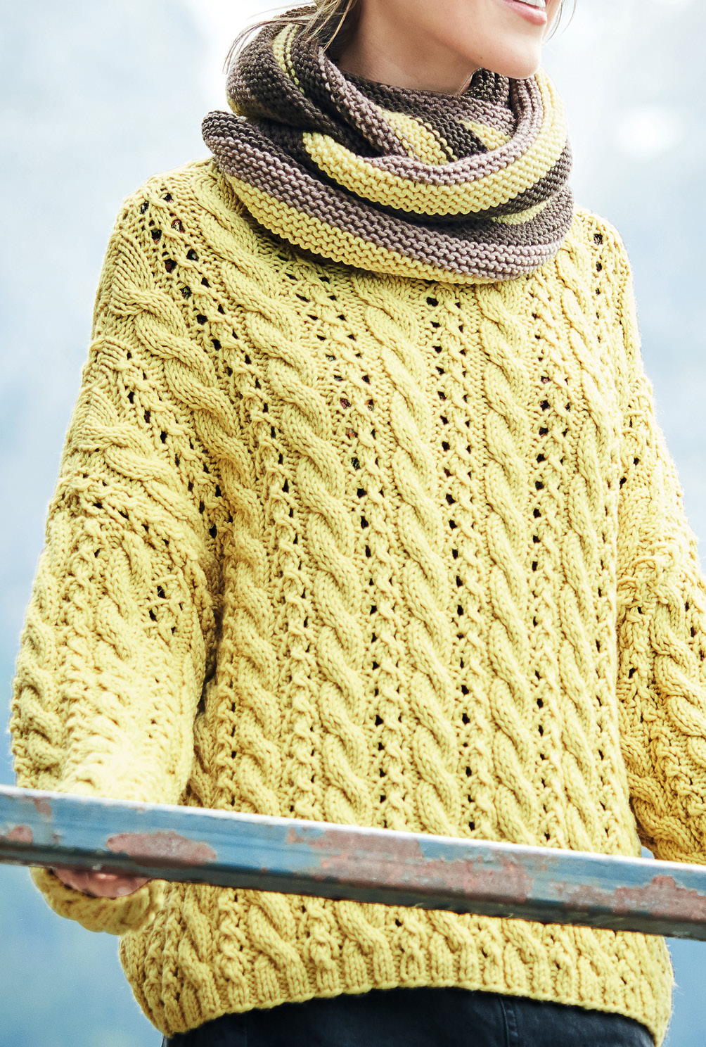 Oversize-Pulli in Limette und Mütze in Limone mit Zopfmuster und Loop in Mittelbraun und Limone in kraus rechts