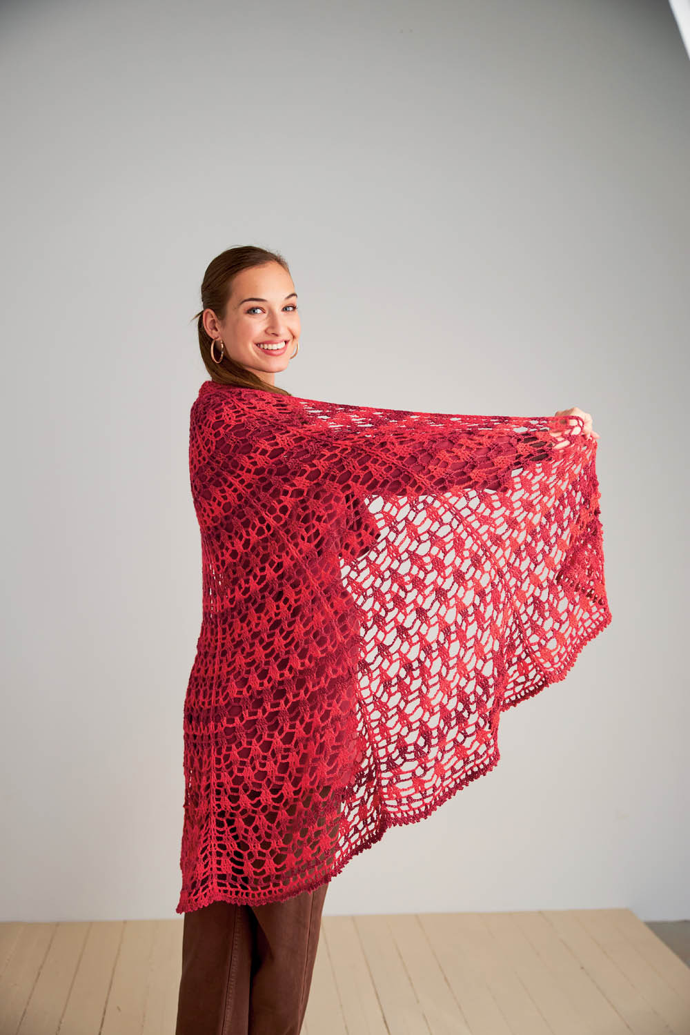 Modische, handgemachte rote Strickjacke mit filigranem Muster. Perfekt für lässige Eleganz.