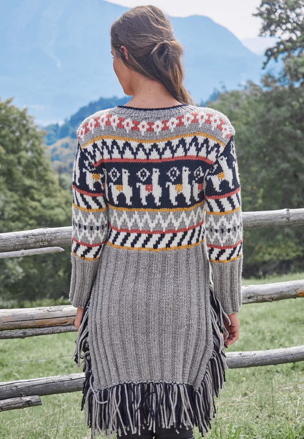 Modellansicht Bild 5: Longpulli mit Lamas
