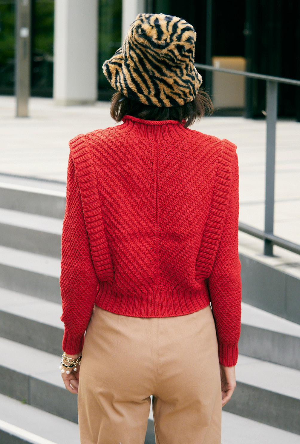 Modellansicht Bild 5: Roter Pullover mit aufgesetzten Rippenblenden