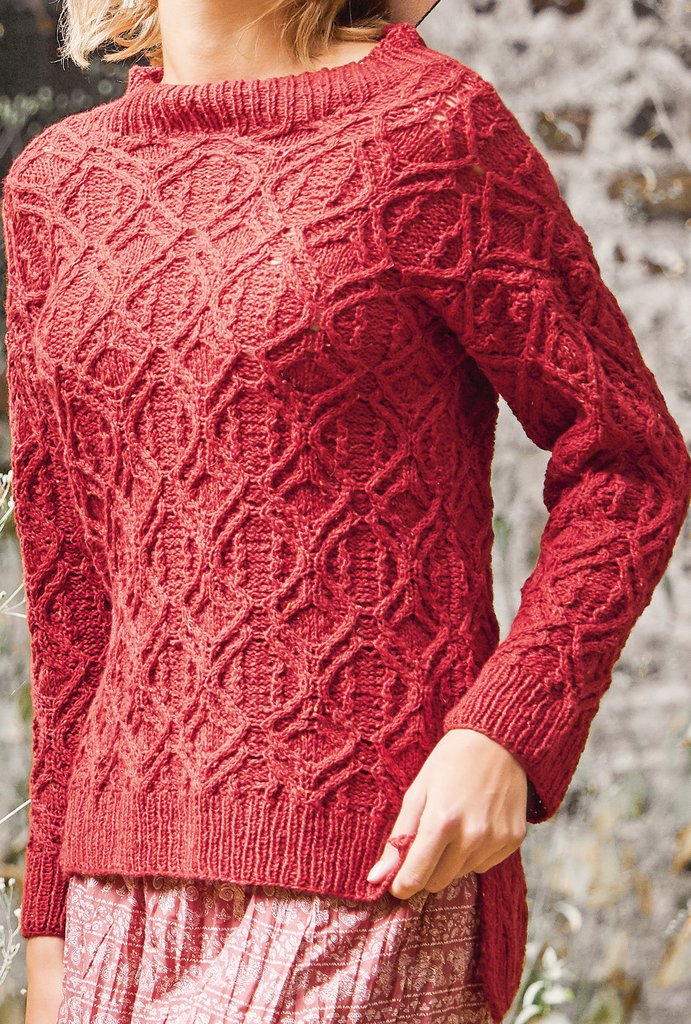 Modellansicht Bild 4: Dunkelroter Pulli mit Zopfrauten und verlängerter Rückenpartie