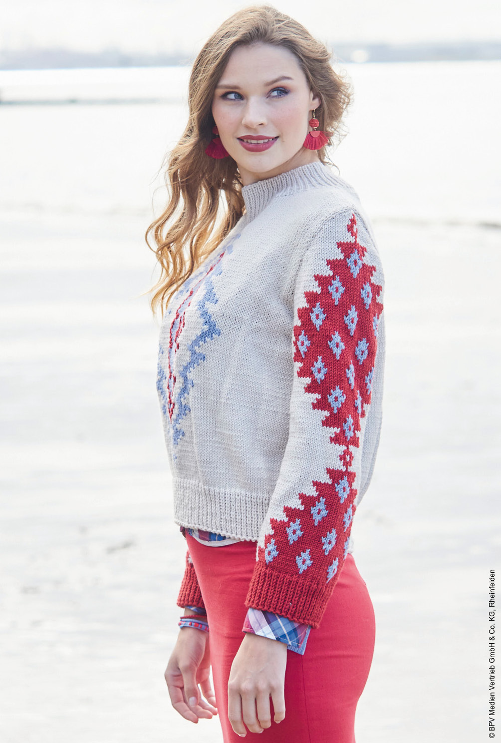 Modellansicht Bild 3: Naturfarbener Pulli mit grafischen Intarsien in Hellblau und Rot