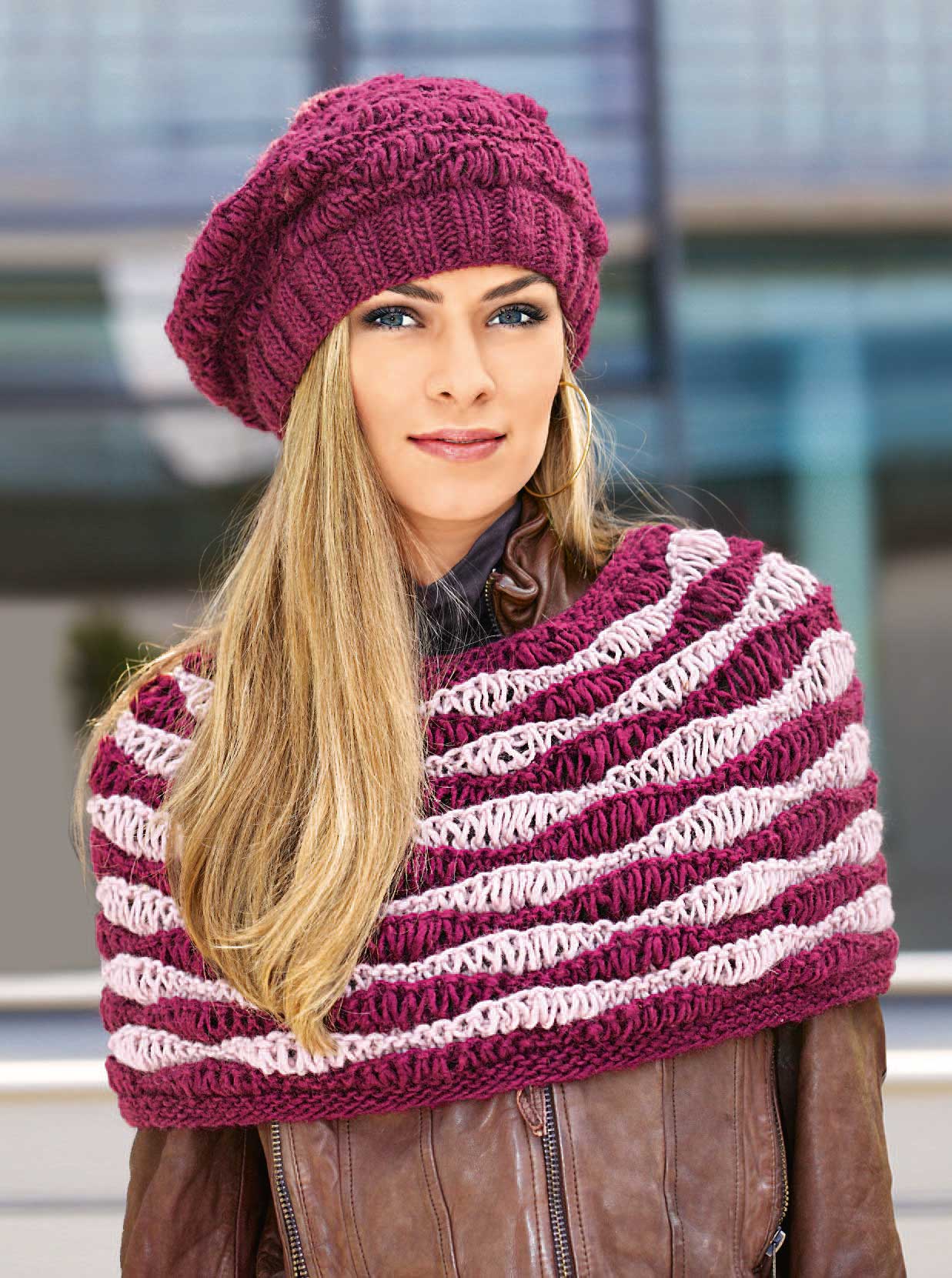 Handgestrickte Mütze und Schultertuch in Bordeaux und Weiß. Besonders: Streifenmuster und grobe Textur.