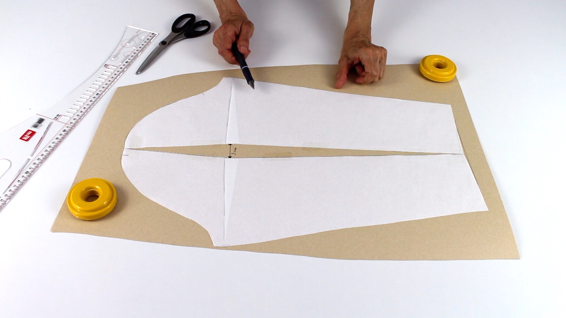 Selbstgemachtes Schnittmuster auf Papier; klare Linien, handgemacht, modisch.