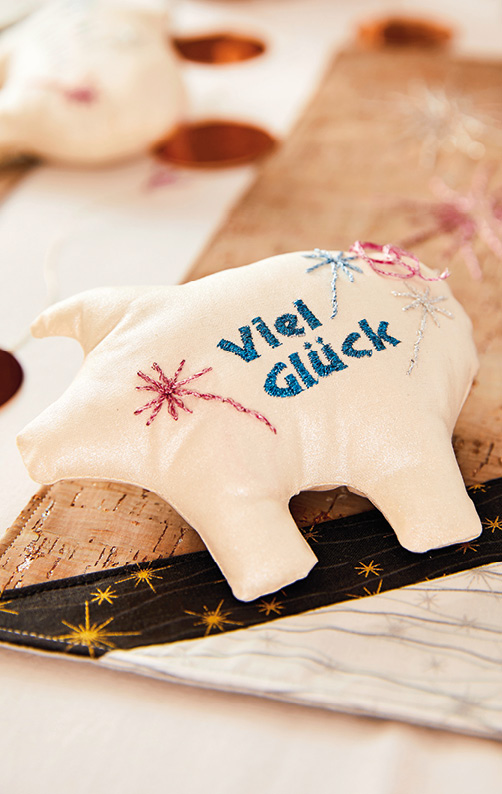 Modellansicht Bild 4: 4er-Set aus Tischsets, Teelichthüllen und Glücksschweinchen aus Stoff in Grau-Silber