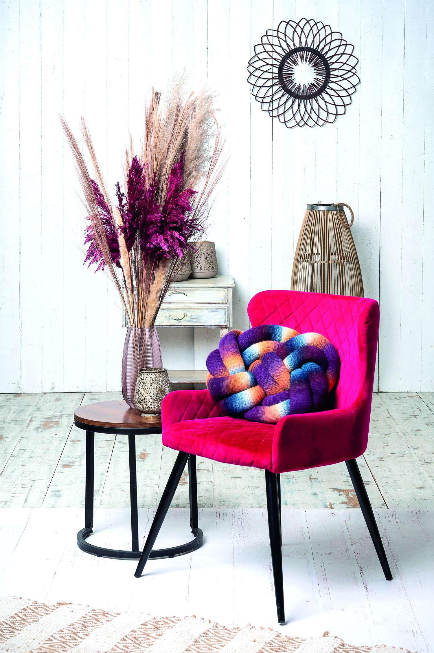 Magenta Stuhl, handgemacht, buntes Knoten-Kissen, modisch, kontrastreiche Farben.