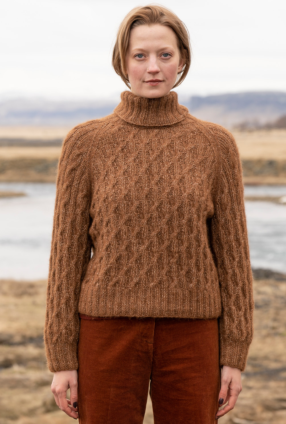 Modellansicht Bild 3: Raglanpulli im Zopfmuster
