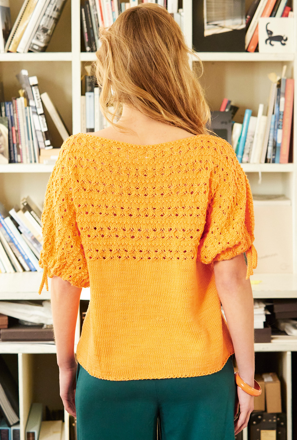 Modellansicht Bild 5: Pulli mit 3/4-Ärmeln und passender Tasche im Blumenmuster