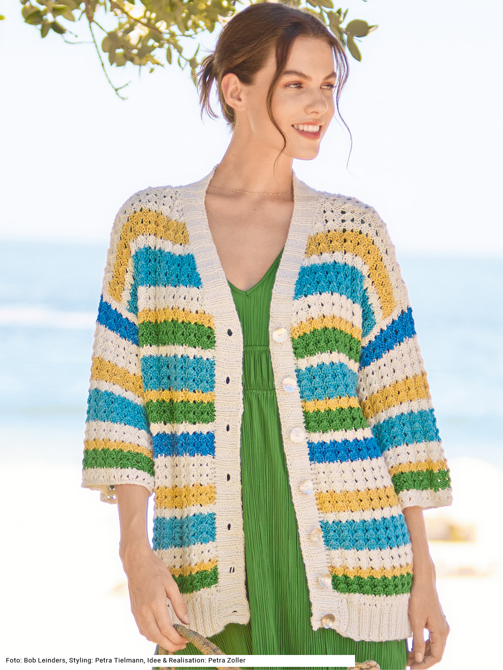 Modellansicht Bild 1: Jacke im Ajourmuster mit Streifen