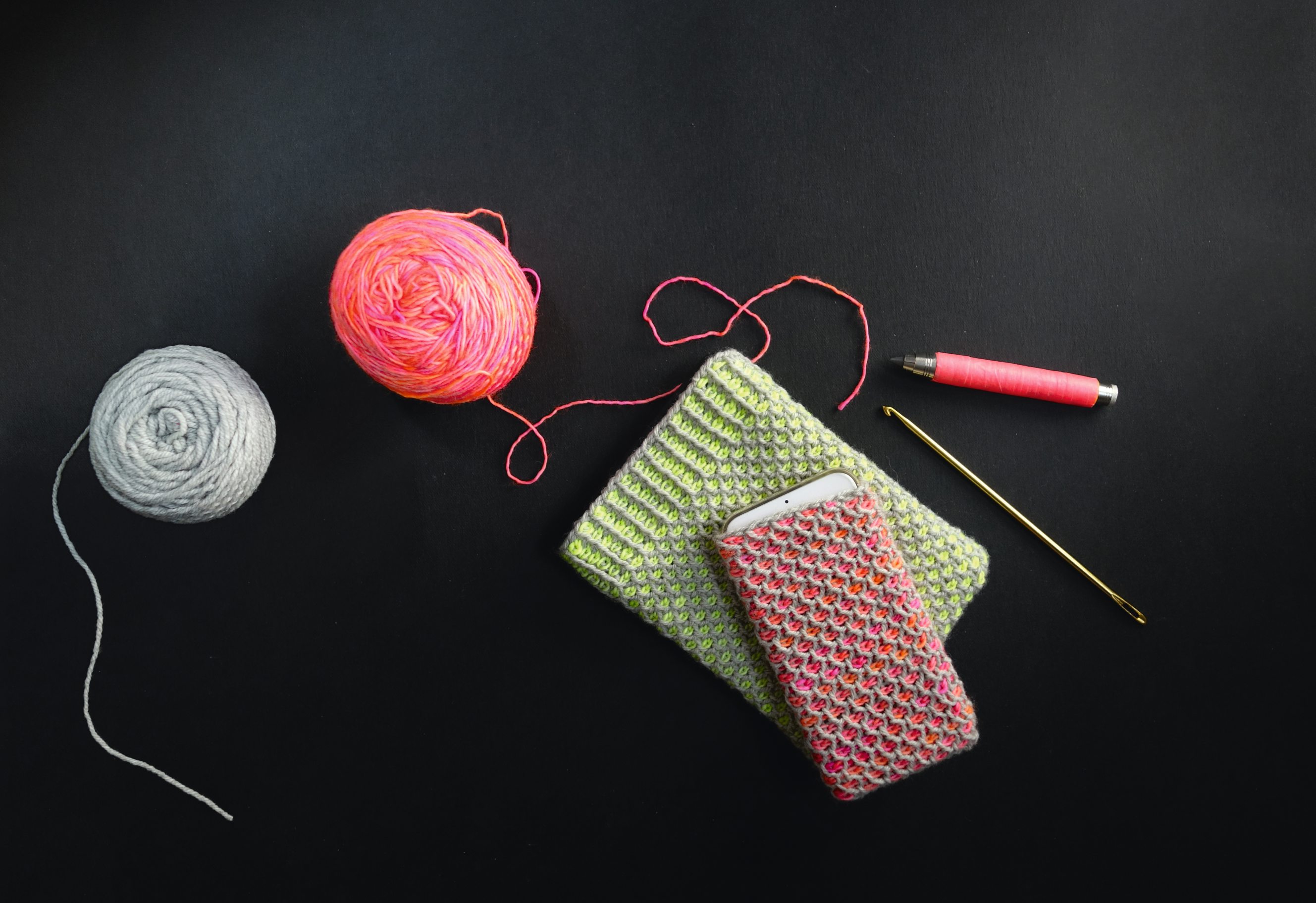 Handgemachte Handyhülle, pastellgrün und pink, Strickmuster, modisch, individuell gestaltbar.