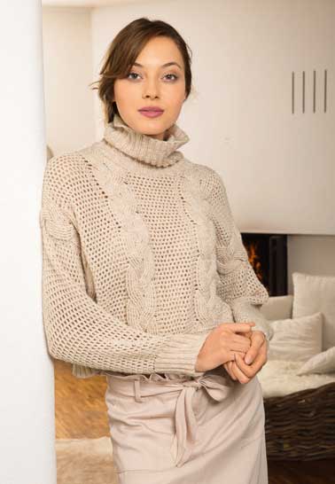 Beigefarbener Grobstrickpullover mit Zopfmuster, modisch, handgemacht. Rollkragen verleiht Retro-Charme.