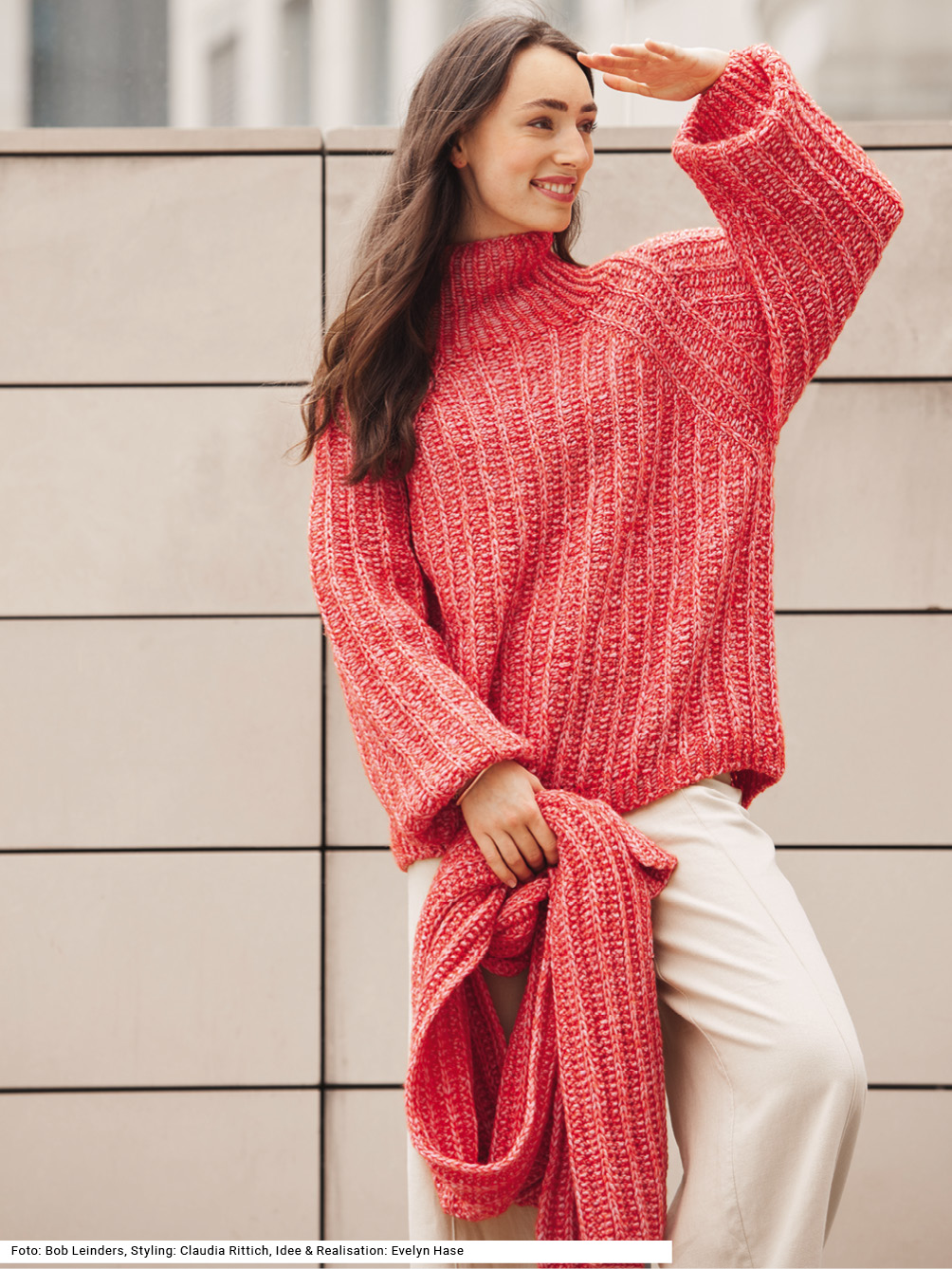 Modellansicht Bild 1: Raglan-Pulli und Schal im Patentmuster in Hummerrosa