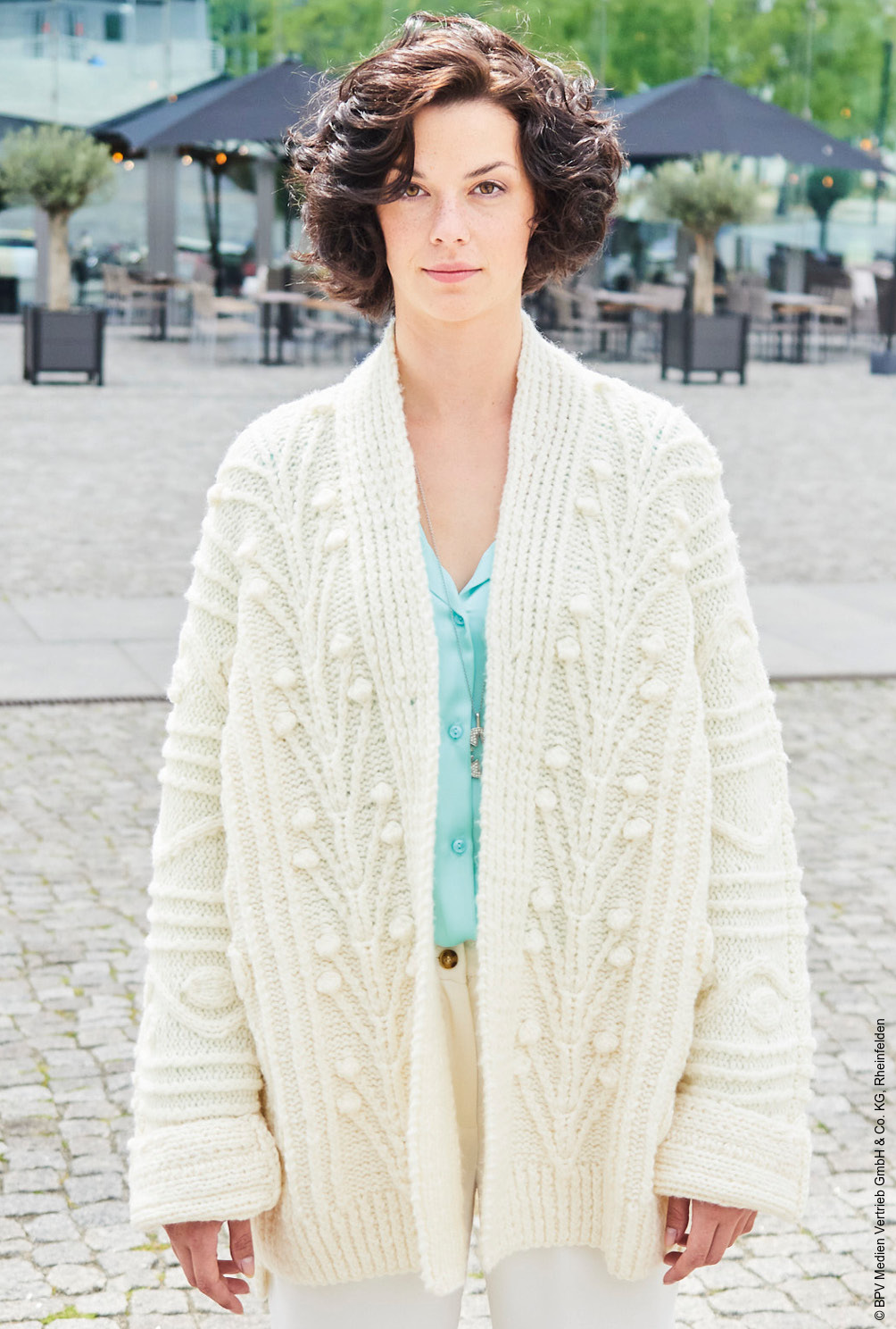 Modellansicht Bild 2: Jacke mit Aranmuster in Wollweiß