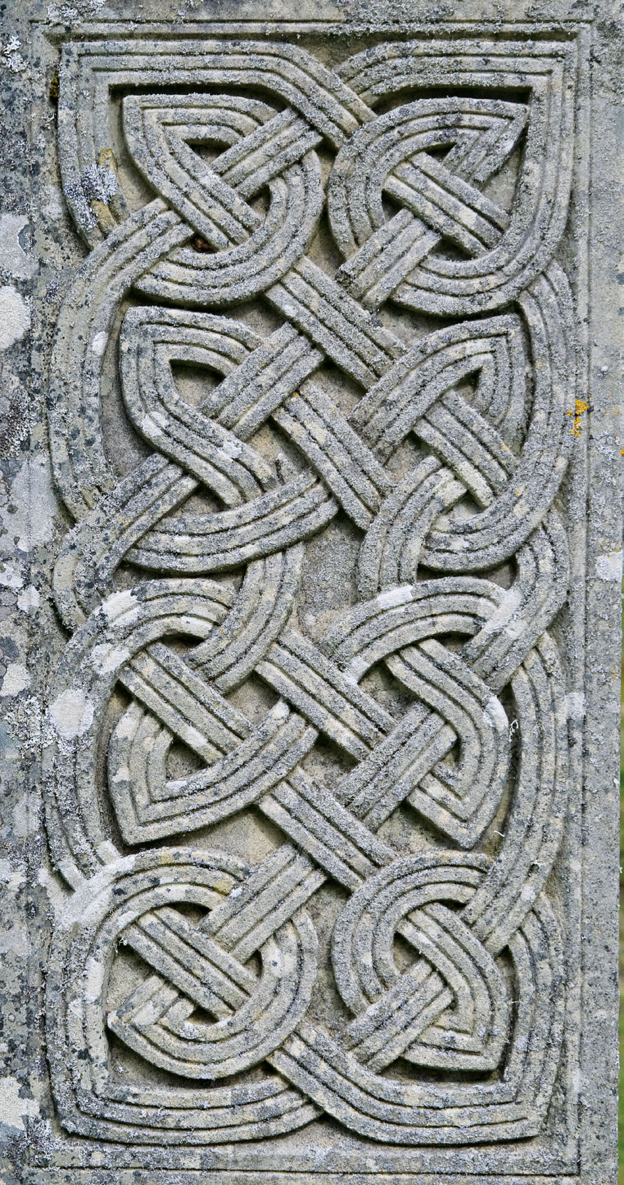 Graues, verziertes Relief, keltisches Knotenmuster, kunstvoll, handgemachte Optik.