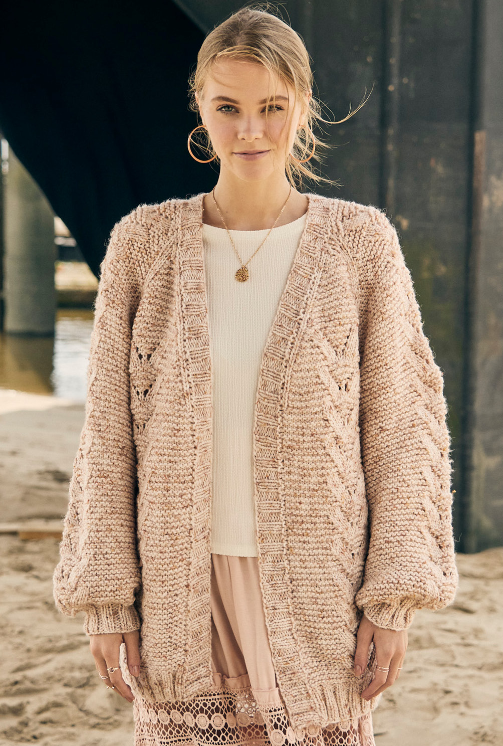 Modellansicht Bild 4: Oversize-Jacke mit Ajourstreifen