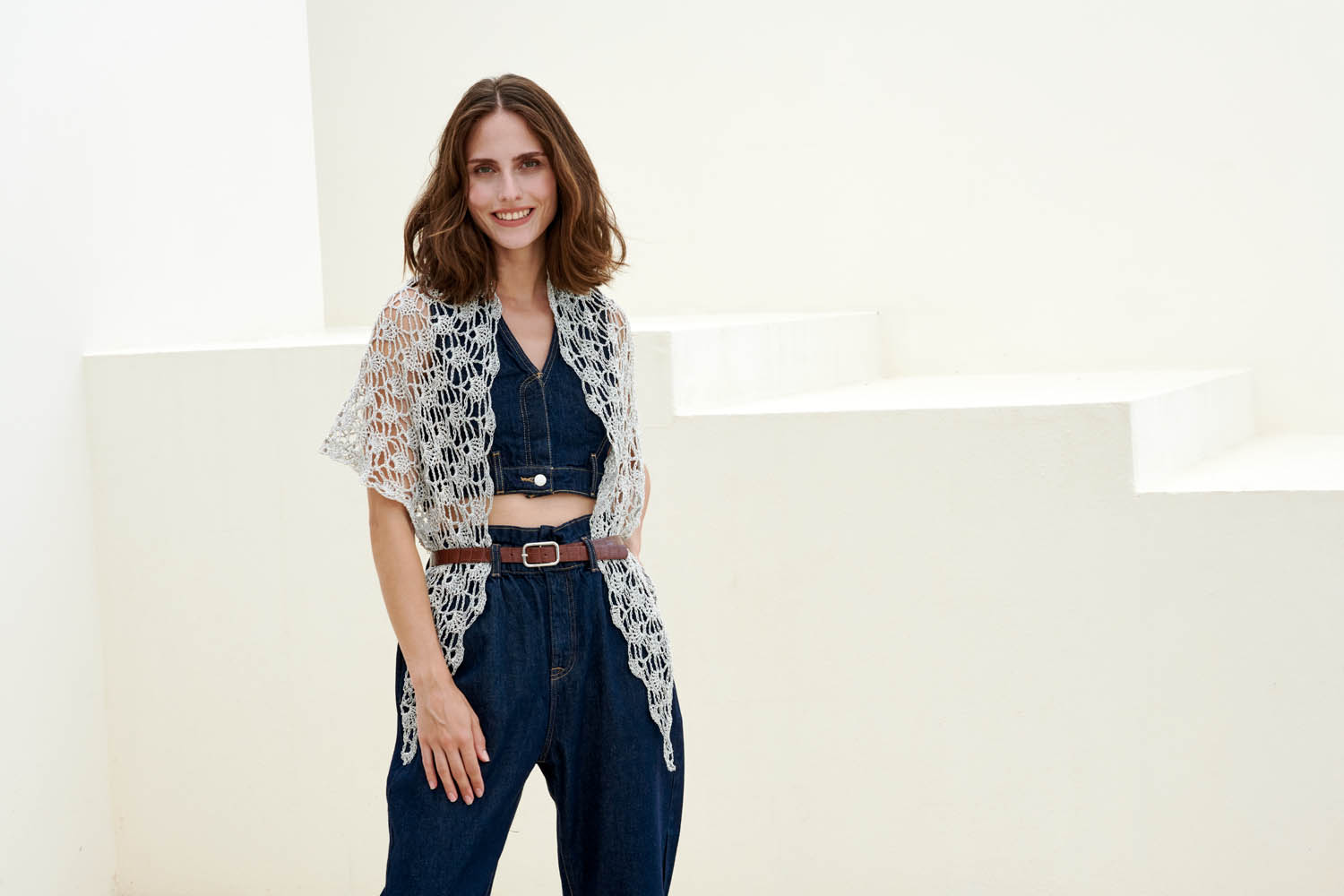 Dunkler Denim-Zweiteiler mit kurzem Top, Braungürtel; offener Strickcardigan, handgemacht, luftig und stilvoll.