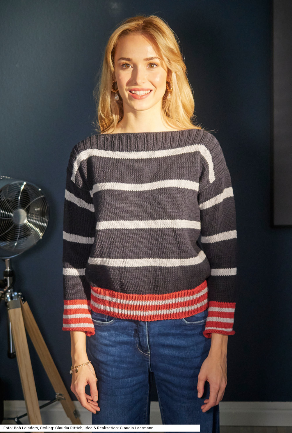 Modellansicht Bild 2: Streifenpullover in Marine, Hellgrau und Rot