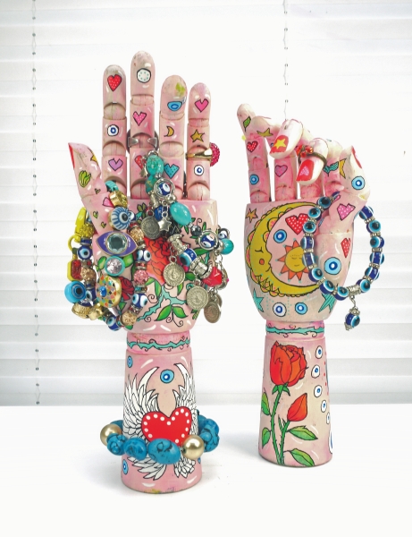 Kreative Handmodelle mit farbenfrohen Mustern und Schmuck. DIY-Stil, auffällig und lebendig.