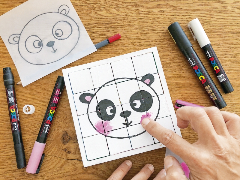 Modischer, selbstgemalter Panda auf Kachel mit schwarzen und rosa Details. Handarbeit mit farbenfrohen Markern.
