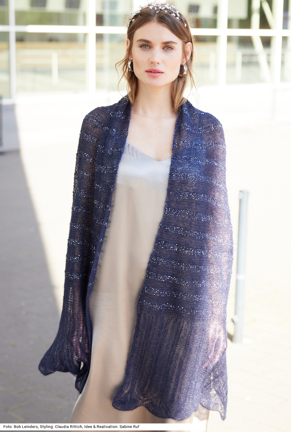 Modellansicht Bild 2: Tuch mit Ajourmuster in Dunkelblau