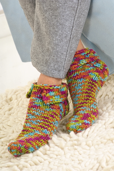 Modische, handgemachte Socken in buntem Streifenmuster, warm und gemütlich, ideal für DIY-Liebhaber.