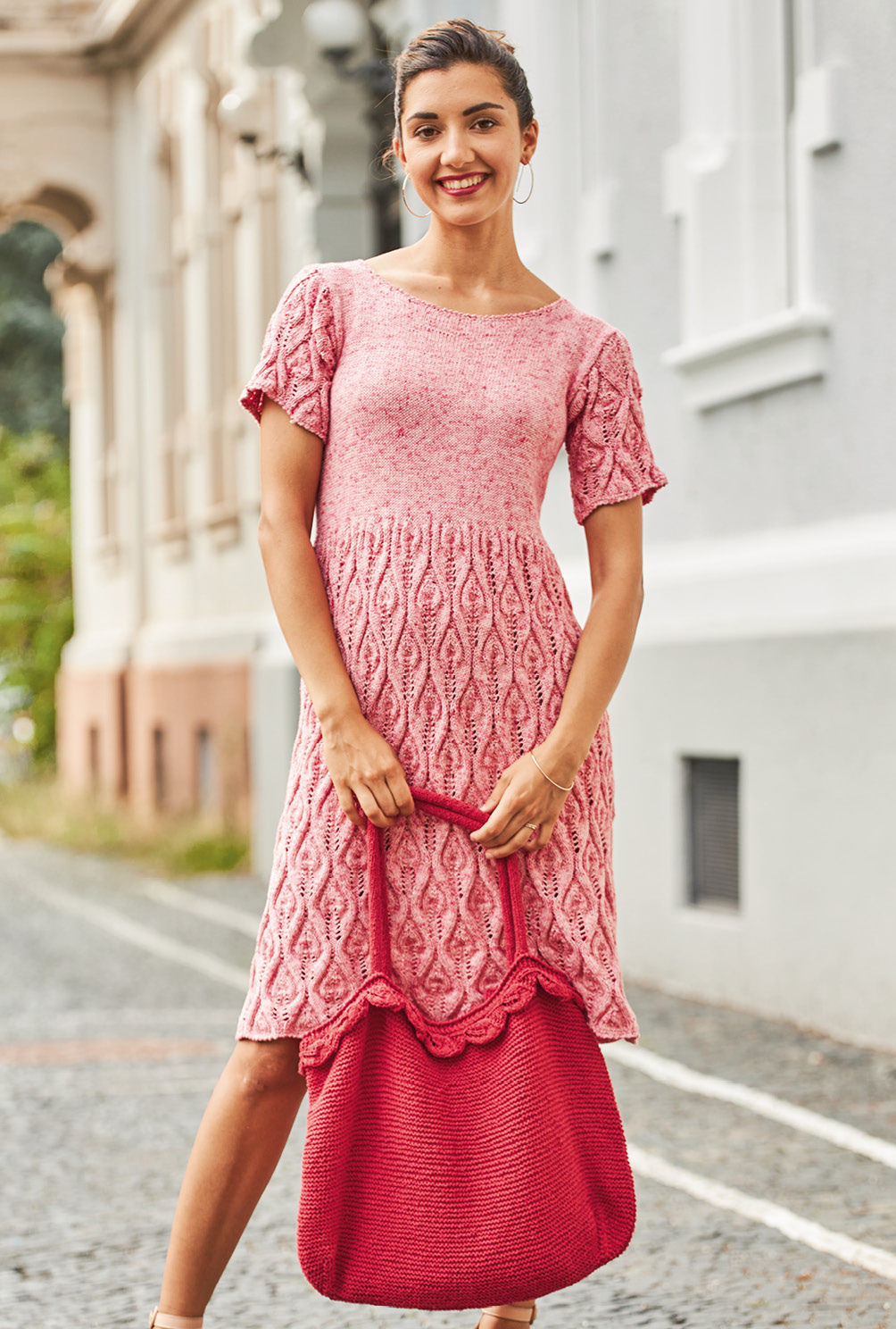 Set aus rosa-meliertem Strickkleid im Blattmuster und Tasche 