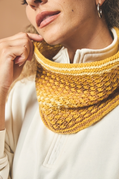 Handgemachter gelb-weißer Schal mit strukturiertem Muster. Modisch und warm. Perfekt für den Herbst.