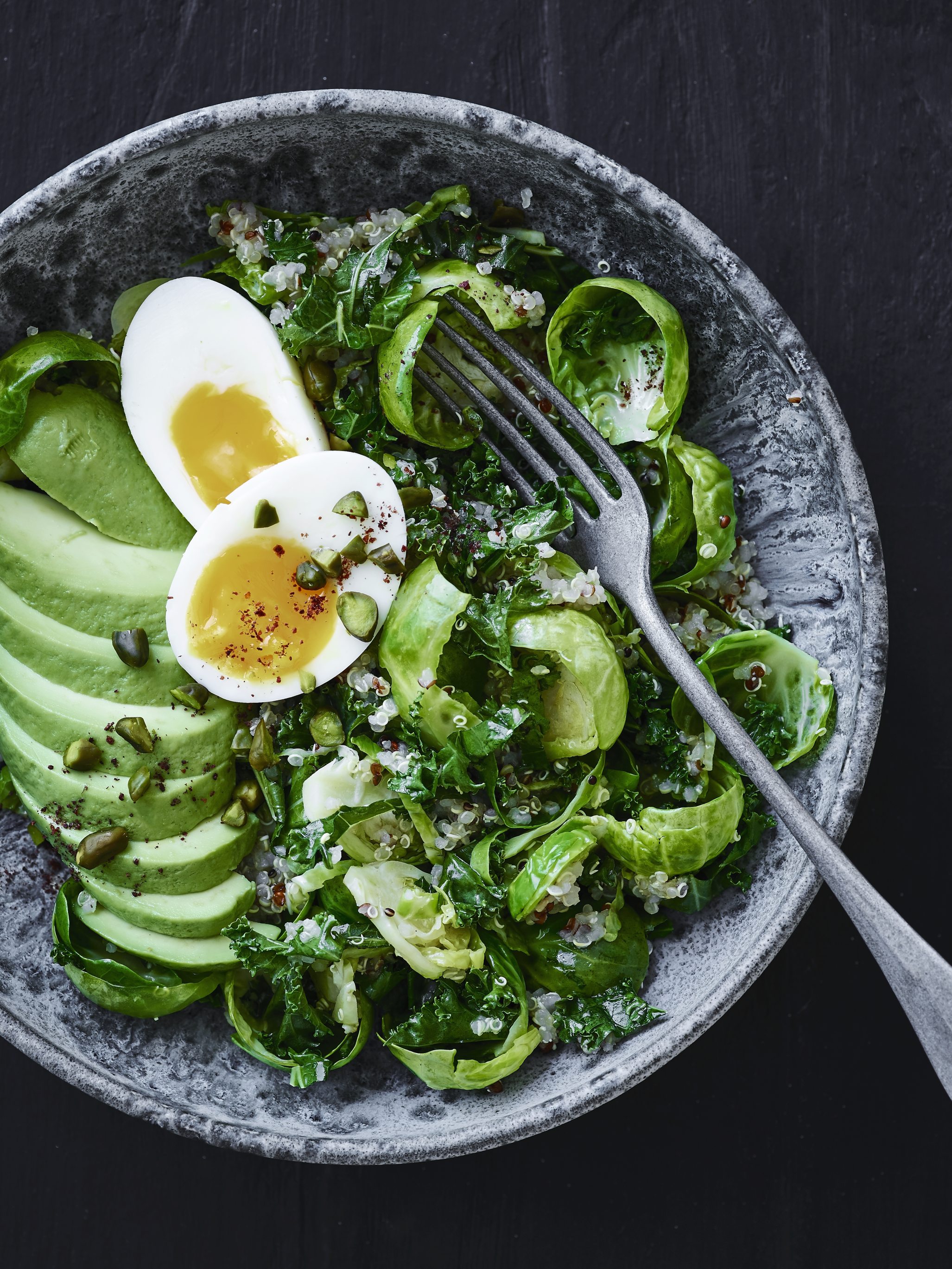 Avocado, Grünkohl, Ei; frisches, grünes Arrangement, appetitlich und nährstoffreich.