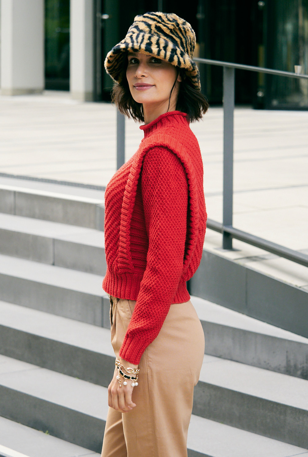 Modellansicht Bild 3: Roter Pullover mit aufgesetzten Rippenblenden