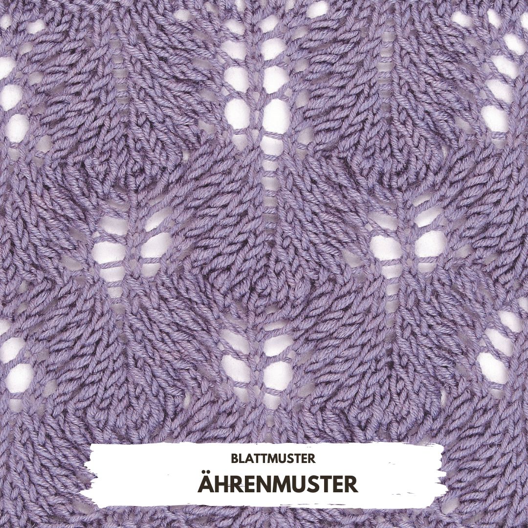 Lilafarbene Strickarbeit mit komplexem, handgemachtem Blatt-Ährenmuster. Elegant und kunstvoll gestaltet.