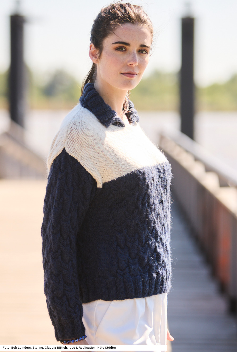 Modellansicht Bild 4: Zopfmusterpulli mit Passe