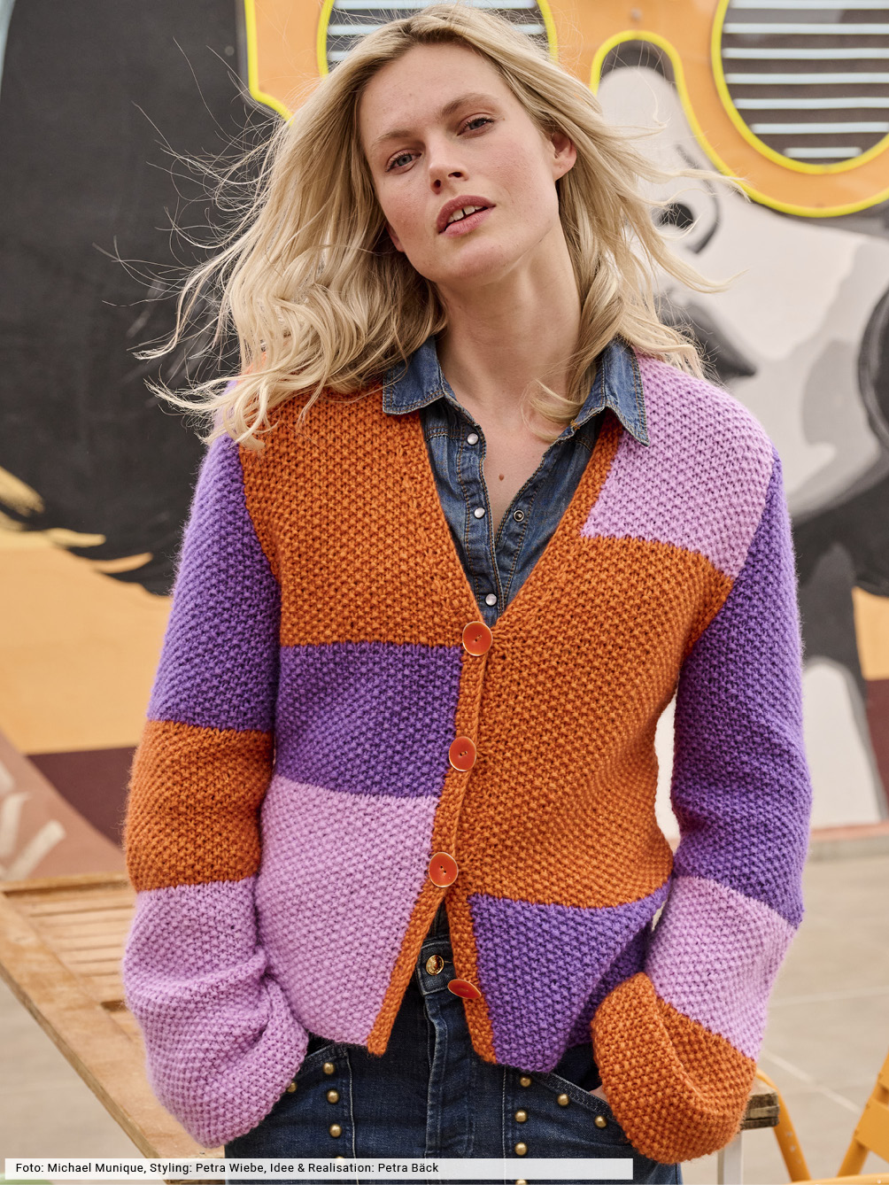 Modellansicht Bild 1: Cardigan mit Farbflächen