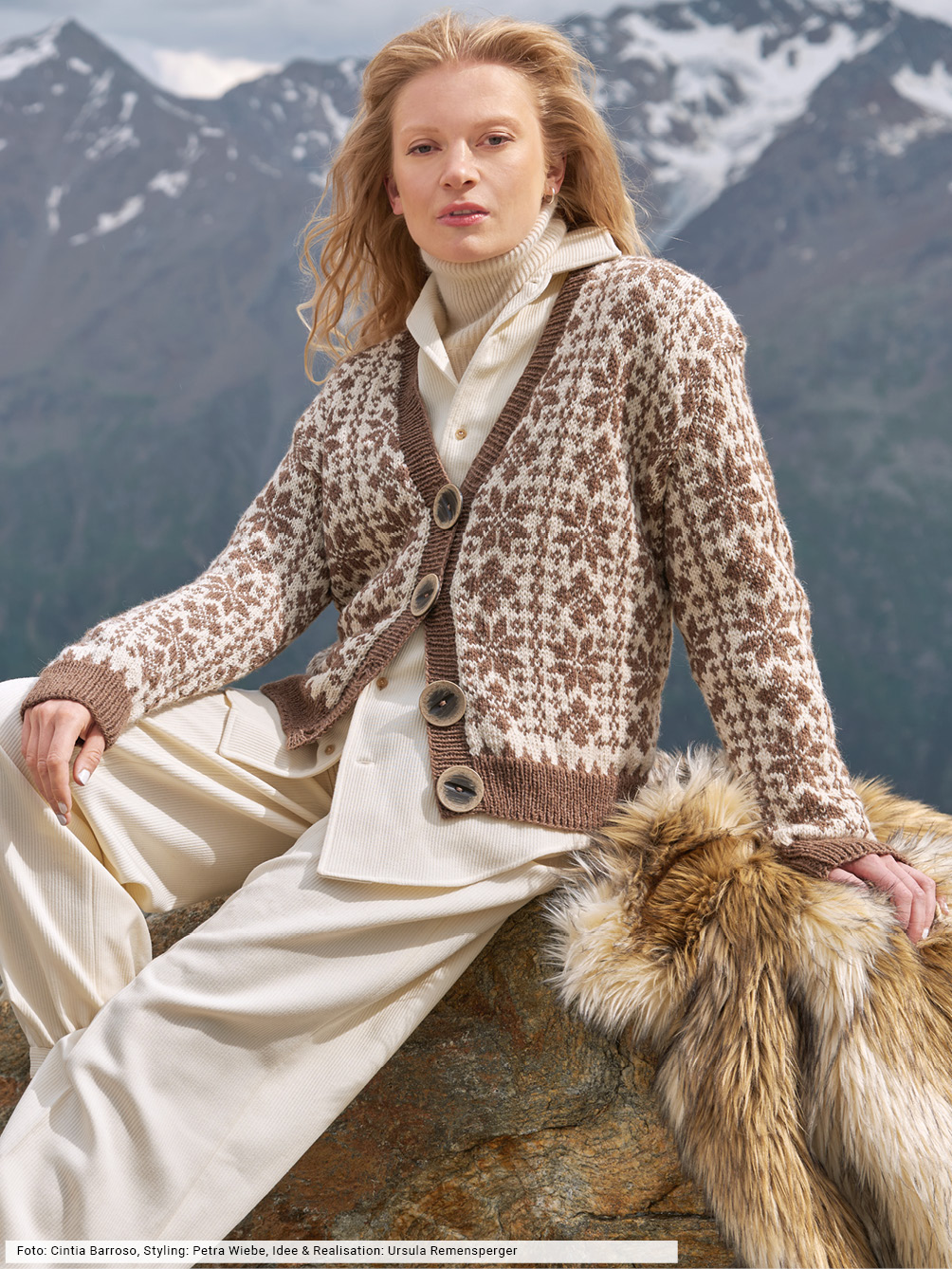 Modellansicht Bild 1: Cardigan mit Eiskristallen