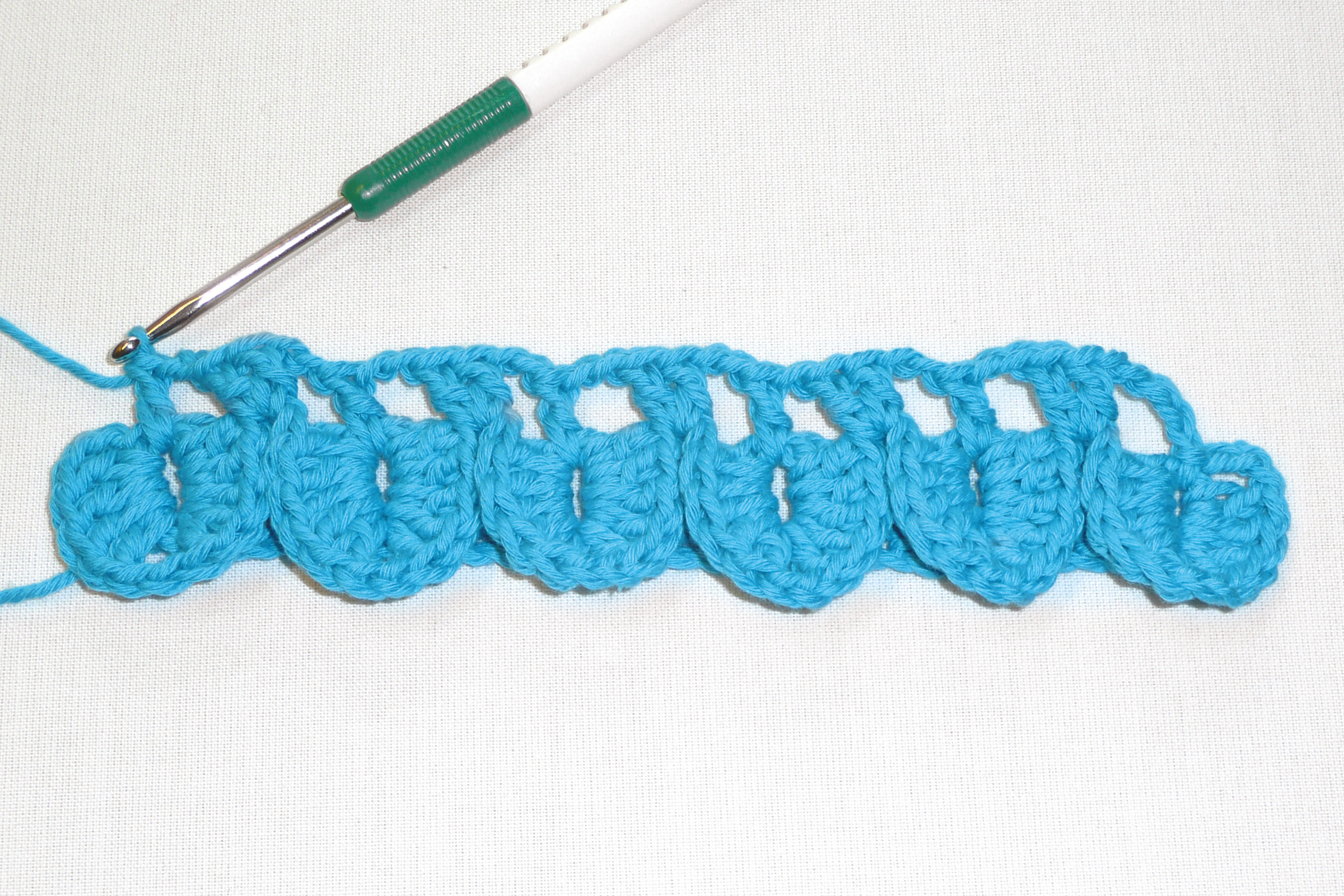 Handgemacht, blaues Garn, spielerisches Muster, mit Crochet-Haken. Modisch und kunstvoll DIY-Stück.