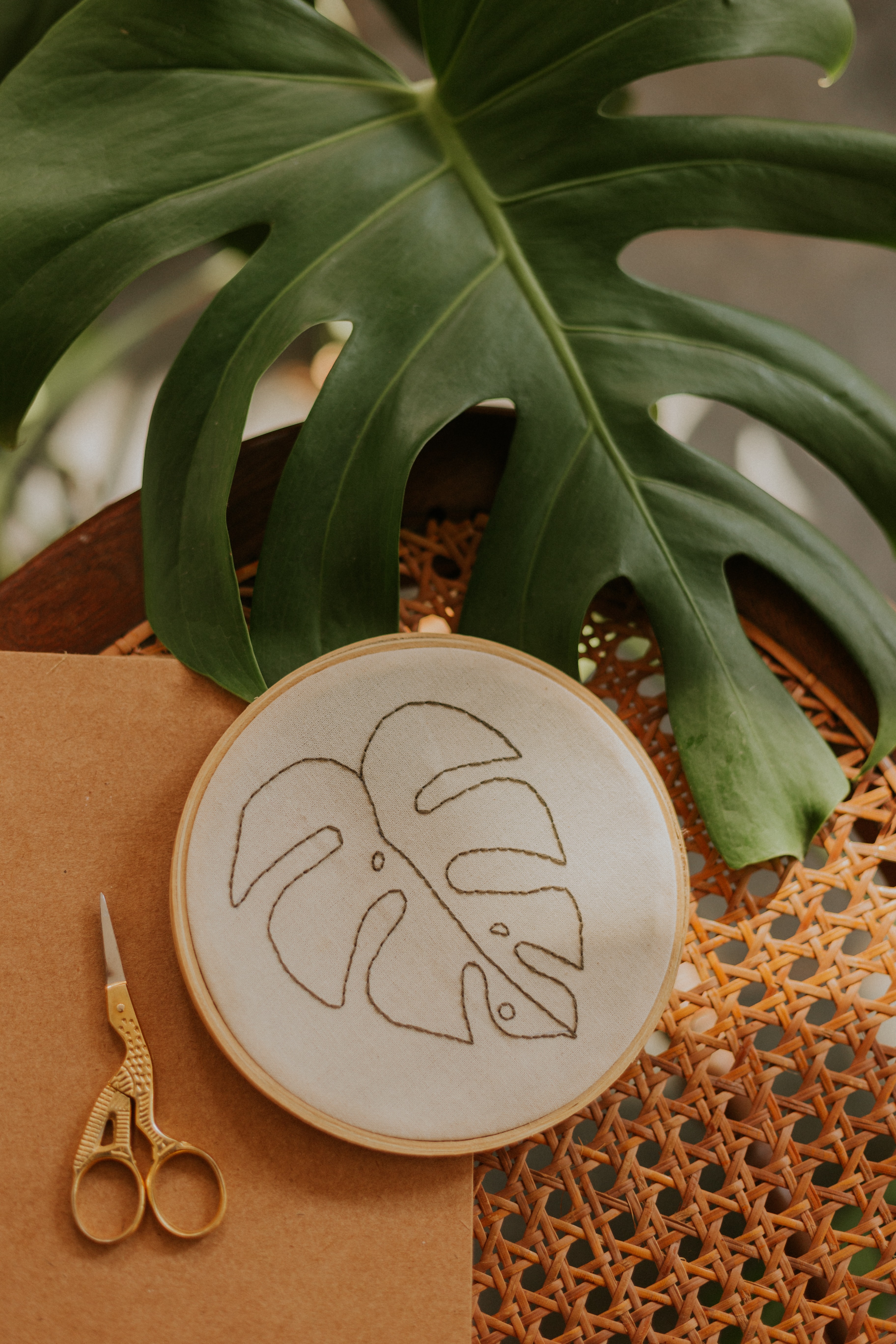 Minimalistische selbstgemachte Monstera-Stickerei, natürliche Farben, modisch, DIY, Handarbeit.