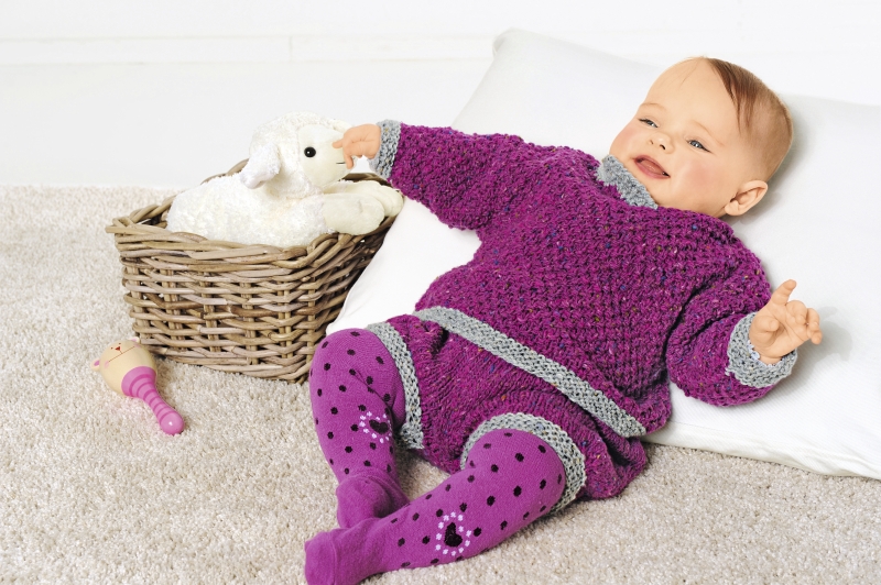 Selbstgemachtes, lila Kleidungsset mit grauen Akzenten; modisch. Strickstruktur und punktierte Leggings.