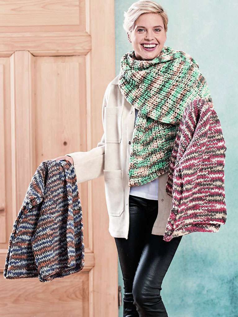 Modellansicht Bild 1: Woolly Hugs 3 Schals, 3 Farben, 2 Muster. Da ist für jeden sein Lieblingsschal dabei
